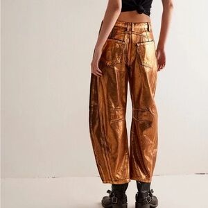 We The Free Good Luck Mid-Rise Metallic Barrel Jean in Golden Rule size 27 NWT